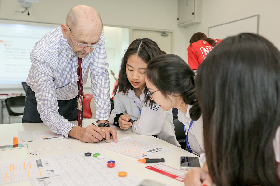 Các học sinh tham quan lớp học thử với giảng viên của Trường ĐH Anh quốc Việt Nam Các học sinh tham quan lớp học thử với giảng viên của Trường ĐH Anh quốc Việt Nam