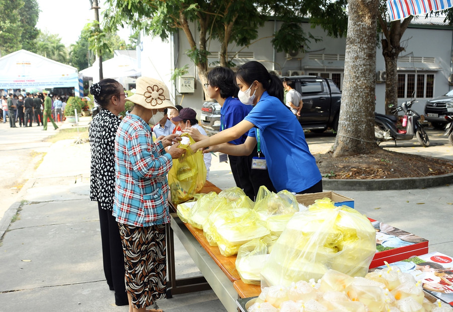 Phát cơm miễn phí cho người dân tham gia chương trình.