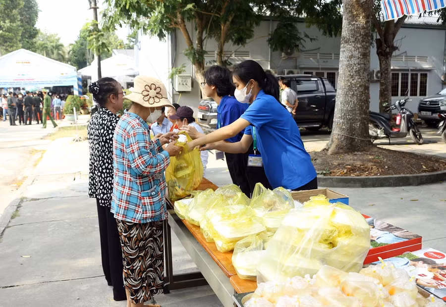 Phát cơm miễn phí cho người dân tham gia chương trình.