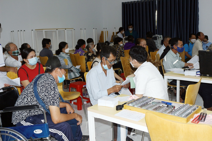 Các bác sĩ khám mắt cho người dân.