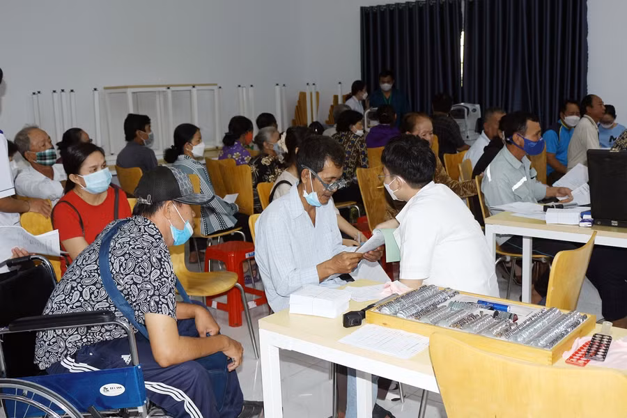 Các bác sĩ khám mắt cho người dân.