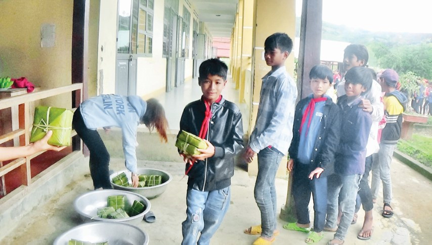 Học sinh Trường PTDTBT Tiểu học và THCS Krong vui mừng nhận bánh chưng do trường tặng dịp Tết Học sinh Trường PTDTBT Tiểu học và THCS Krong vui mừng nhận bánh chưng do trường tặng dịp Tết