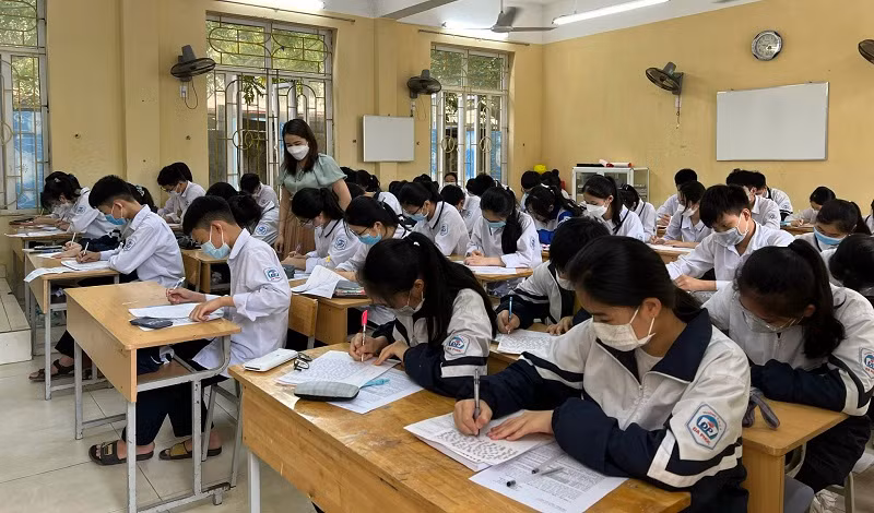 Cô trò Trường THCS Đa Phúc đang gấp rút ôn tập.