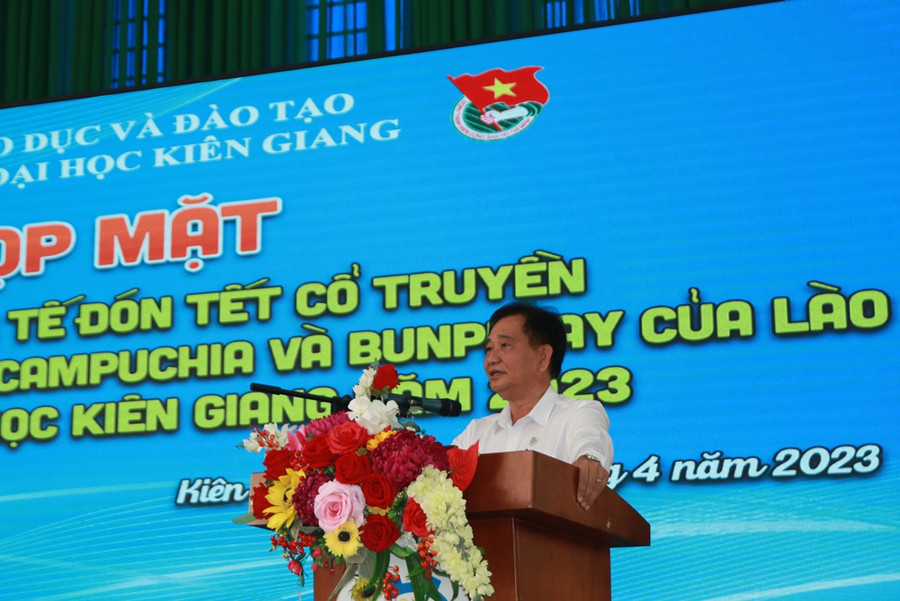 TS Nguyễn Tuấn Khanh, Bí thư Đảng ủy, Hiệu trưởng Trường ĐH Kiên Giang chúc mừng Tết dân tộc của sinh viên Lào, Campuchia. TS Nguyễn Tuấn Khanh, Bí thư Đảng ủy, Hiệu trưởng Trường ĐH Kiên Giang chúc mừng Tết dân tộc của sinh viên Lào, Campuchia.