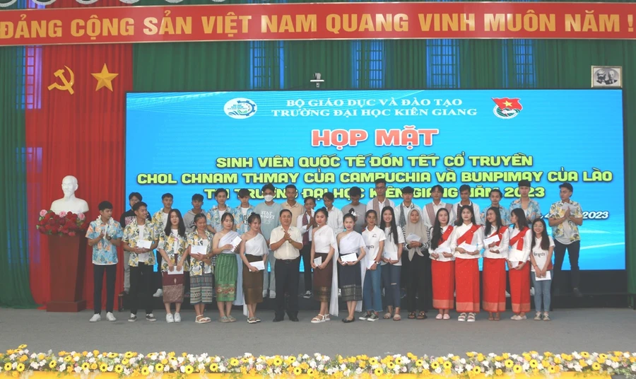 Tặng quà, chúc mừng sinh viên quốc tế tại buổi họp mặt.