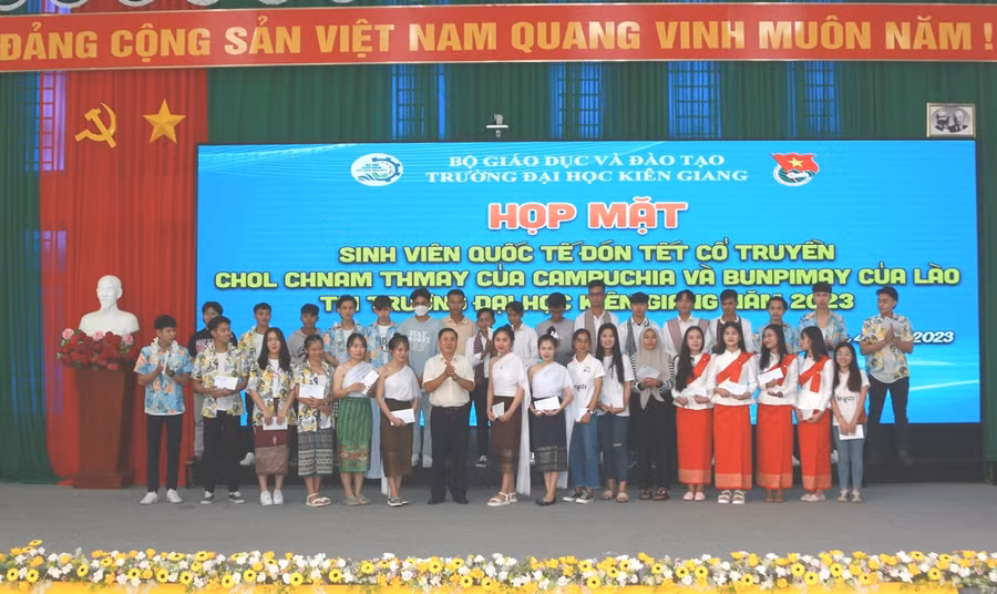 Tặng quà, chúc mừng sinh viên quốc tế tại buổi họp mặt.