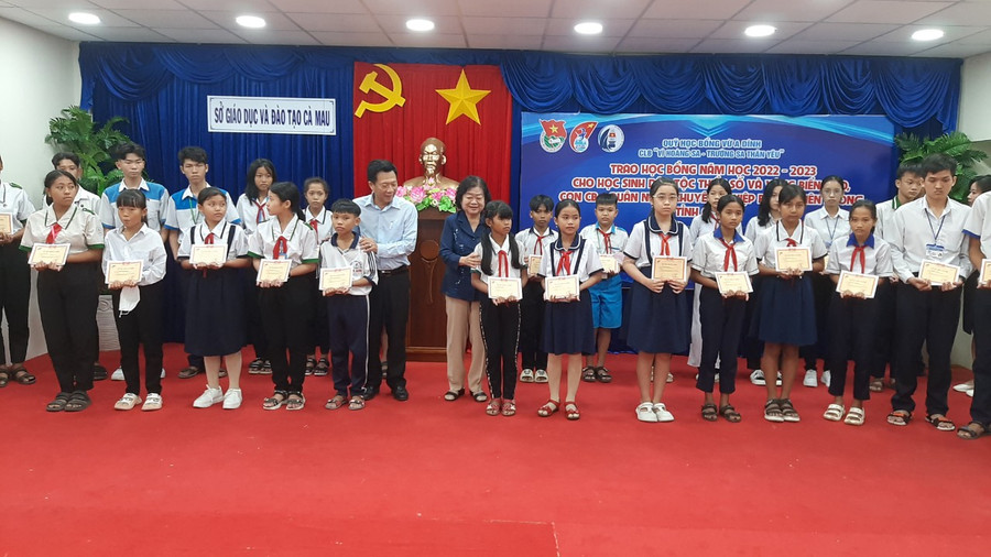 Học bổng Vừ A Dính và Câu lạc bộ “Vì Hoàng Sa - Trường Sa thân yêu” thời gian qua đã tiếp sức nhiều học sinh nghèo ở Cà Mau. Học bổng Vừ A Dính và Câu lạc bộ “Vì Hoàng Sa - Trường Sa thân yêu” thời gian qua đã tiếp sức nhiều học sinh nghèo ở Cà Mau.