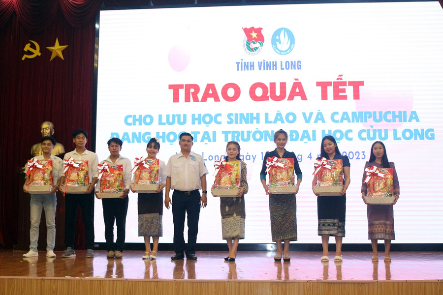 Tỉnh Vĩnh Long trao tặng những phần quà Tết cho lưu học sinh. Tỉnh Vĩnh Long trao tặng những phần quà Tết cho lưu học sinh.
