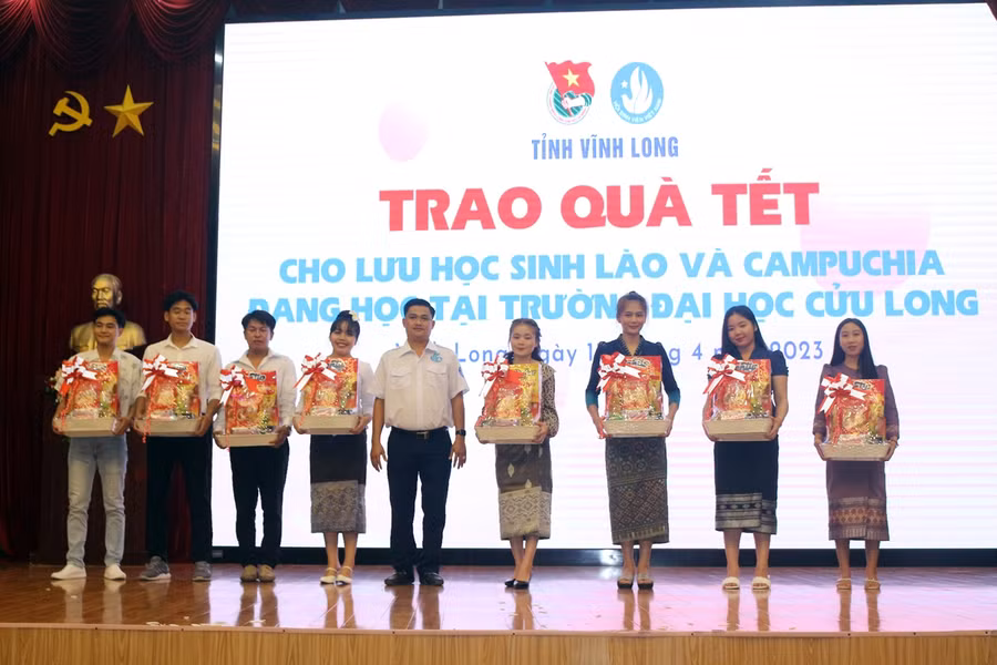 Tỉnh Vĩnh Long trao tặng những phần quà Tết cho lưu học sinh.
