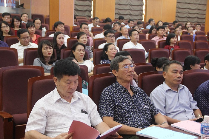 Sau khi dự khai mạc tọa đàm, các đại biểu được chia ra theo Hội đồng biên soạn của từng môn để góp ý