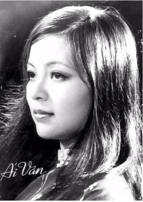 Bi mat dang sau 7 trang giay trang trong cuon tu truyen cua Ai Van - Anh 2