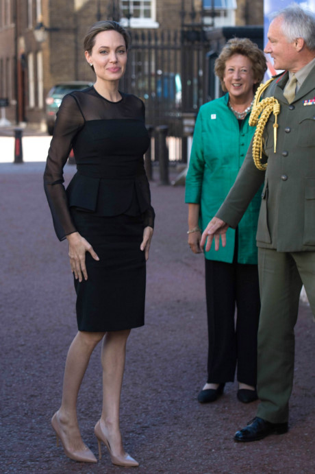 Angelina Jolie ngày càng gầy guộc - Ảnh 1 Angelina Jolie ngay cang gay guoc - Anh 1