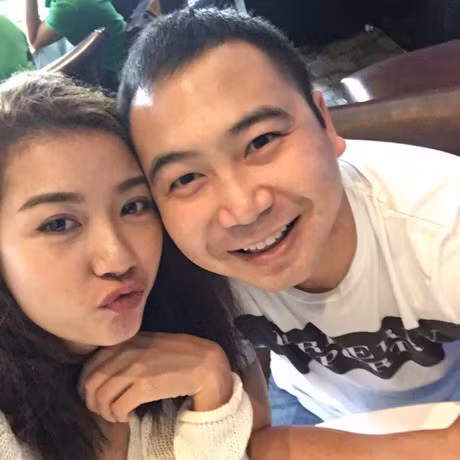 A hau Thuy Van va ban trai dai gia cong khai tinh cam - Anh 2