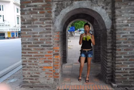 So phan khong ngo cua co be H