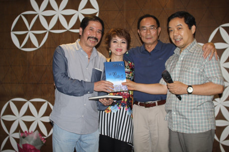 Bí mật đằng sau 7 trang giấy trắng trong cuốn tự truyện của Ái Vân - Ảnh 3 Bi mat dang sau 7 trang giay trang trong cuon tu truyen cua Ai Van - Anh 3