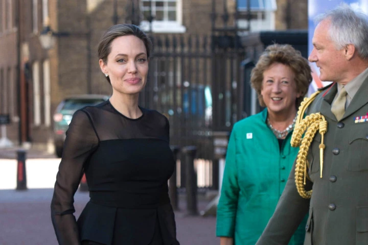 Angelina Jolie ngày càng gầy guộc