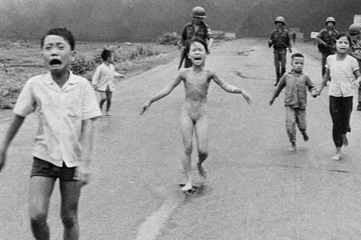 Facebook bị tố lạm quyền quanh bức ảnh “Em bé napalm“