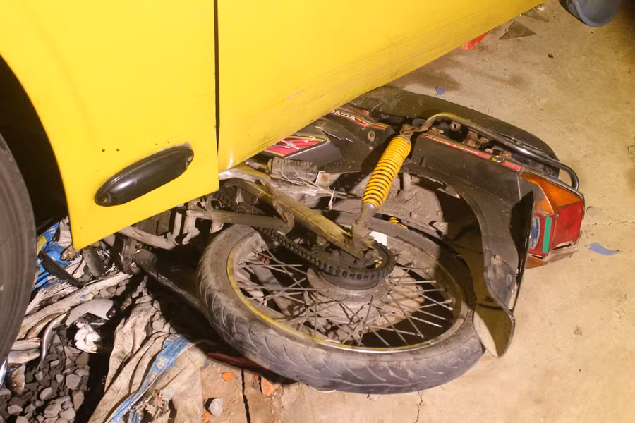 Xe máy bị cuốn vào gầm xe khách