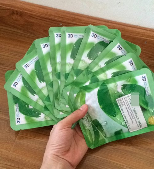 Loại mặt nạ được người bán quảng cáo là của Hàn Quốc nhưng không tem mác nhập khẩu, không hướng dẫn sử dụng. Ảnh: H.Nguyên