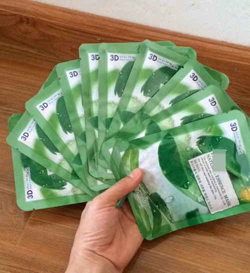 Loại mặt nạ được người bán quảng cáo là của Hàn Quốc nhưng không tem mác nhập khẩu, không hướng dẫn sử dụng. Ảnh: H.Nguyên