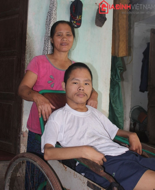 Chàng trai tật nguyền ‘lướt’ Facebook, viết nhật ký bằng miệng Phạm Sỹ Long và mẹ