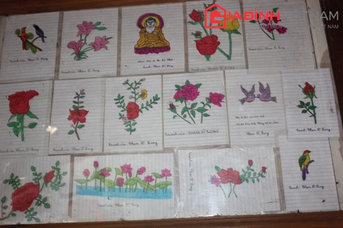 Chàng trai tật nguyền ‘lướt’ Facebook, viết nhật ký bằng miệng2 Những bức vẽ của Long được cất giữ rất cẩn thận