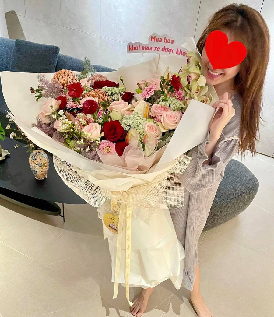 Trấn Thành dành tặng Hari Won bó hoa siêu to khổng lồ kèm lời nhắn gửi vô cùng lầy lội: &quot;Mua hoa khỏi mua xe được không&quot;.