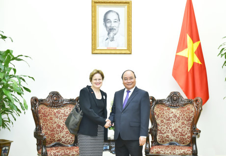 Thủ tướng Nguyễn Xuân Phúc tiếp bà Frances Adamson, Bí thư Bộ Ngoại giao và Thương mại Australia đang thăm Việt Nam với tư cách là Đặc phái viên của Thủ tướng Australia Malcolm Turnbull. Ảnh: VGP/Quang Hiếu