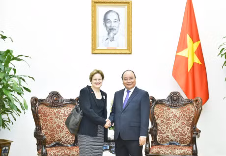 Thủ tướng Nguyễn Xuân Phúc tiếp bà Frances Adamson, Bí thư Bộ Ngoại giao và Thương mại Australia đang thăm Việt Nam với tư cách là Đặc phái viên của Thủ tướng Australia Malcolm Turnbull. Ảnh: VGP/Quang Hiếu