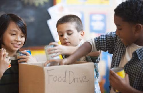 Phụ huynh có thể khuyến khích trẻ tham gia vào công việc tình nguyện. Ảnh minh họa.