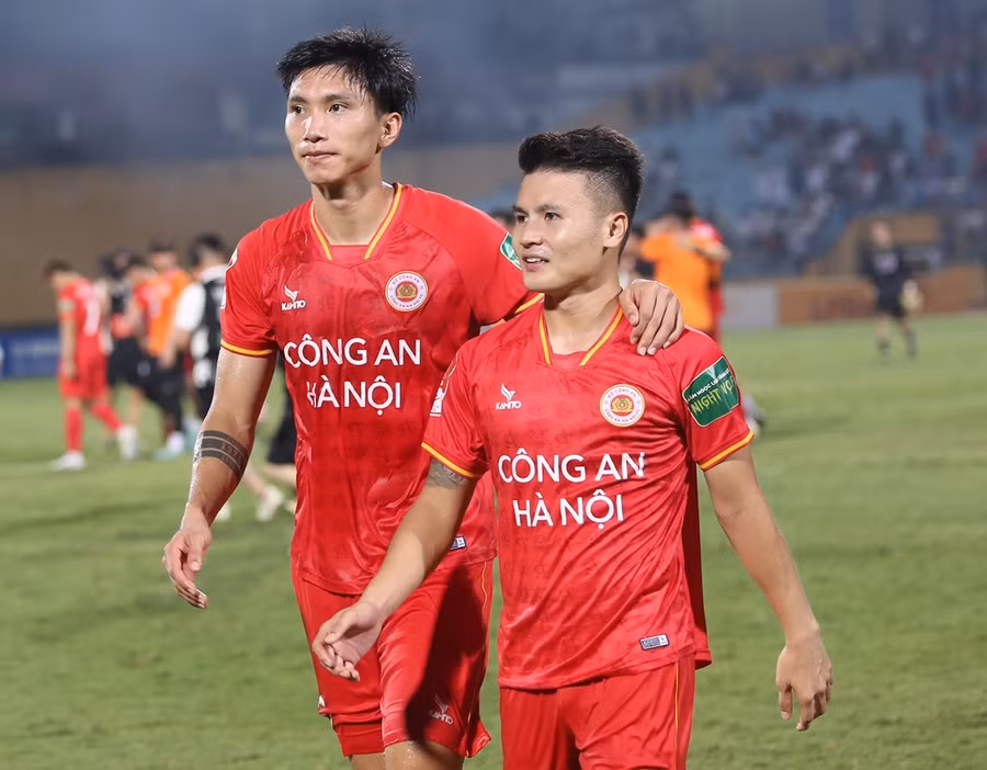 Văn Hậu (bên trái) và Quang Hải trong màu áo Công an Hà Nội vô địch V-League 2023. Ảnh: INT