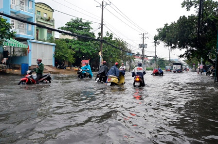 Đường Phan Anh ngập đến nửa xe gắn máy