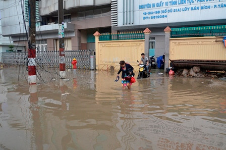 Người Sài Gòn bì bõm giữa “phố sông“ ảnh 10 Người dân buôn bán trong nước ngập