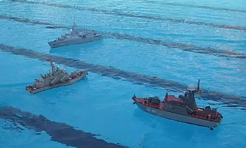 Tàu HQ-381 phun "vòi rồng".