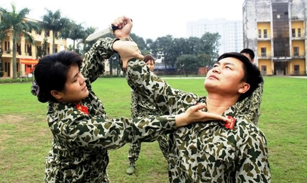 "Bông hồng thép" đặc công tung chiêu hạ gục đối thủ dùng dao