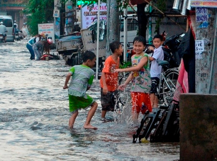Người Sài Gòn bì bõm giữa “phố sông“ ảnh 12 Các em nhỏ nô đùa trong nước ngập