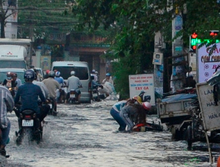 Người Sài Gòn bì bõm giữa “phố sông“ ảnh 8 Các phương tiện đổ hàng loạt do đường ngập
