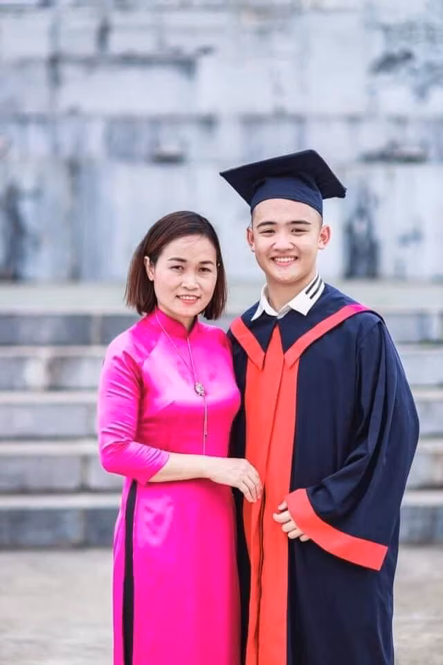 Cô giáo Lưu Thị Bích Liễu bên học trò