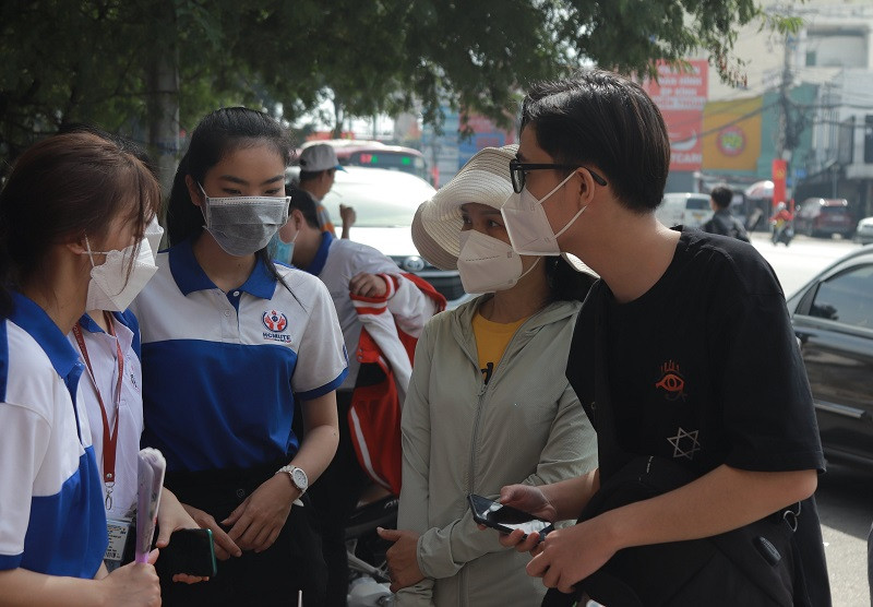 Đội hình hướng dẫn tân sinh viên đi học trở lại của HCMUTE. Đội hình hướng dẫn tân sinh viên đi học trở lại của HCMUTE.