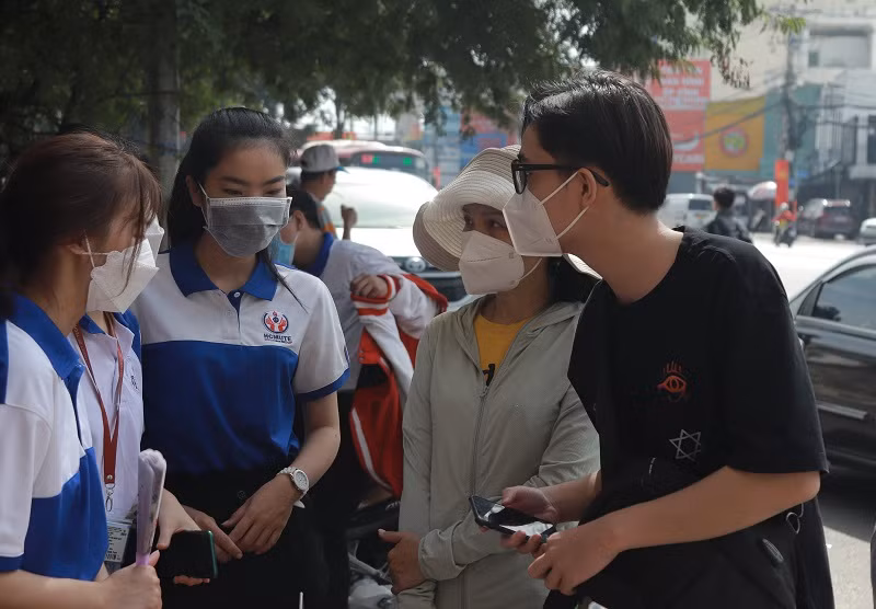 Đội hình hướng dẫn tân sinh viên đi học trở lại của HCMUTE.