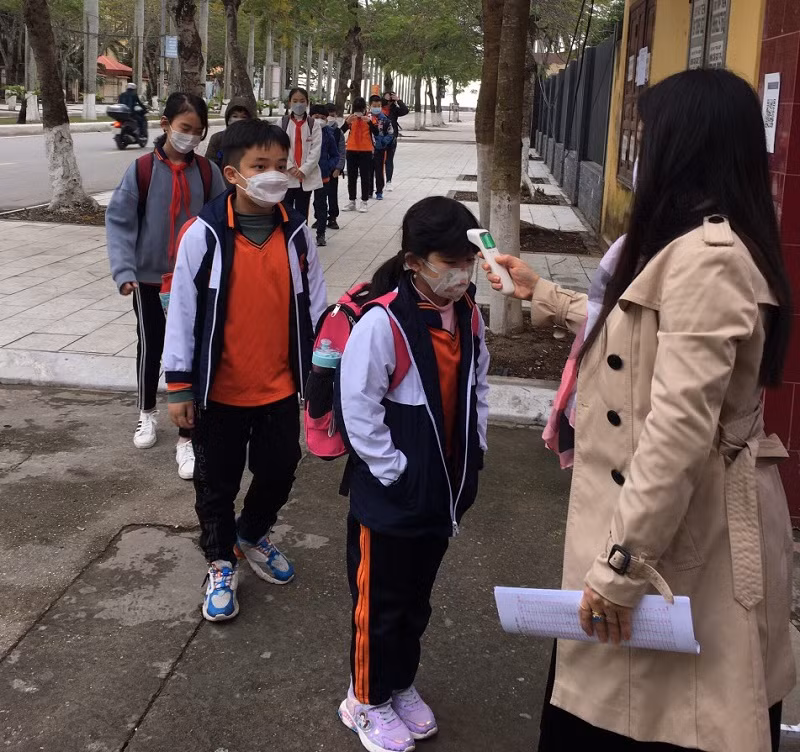 Trường Tiểu học Vạn Sơn, quận Đồ Sơn đón học sinh từ ngoài cổng trường.