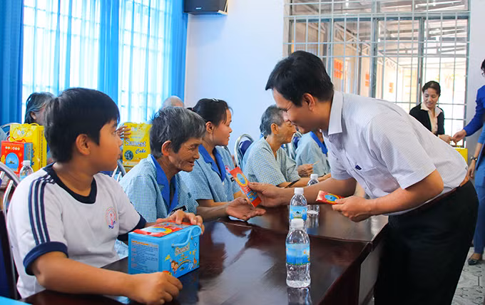 Công ty Yến Sào Khánh Hòa tặng quà cho các đối tượng ở Trung tâm Bảo trợ xã hội tỉnh.