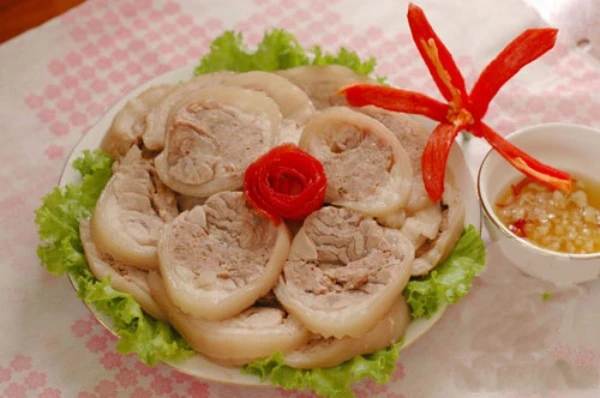 Mâm cơm tối đậm đà với thịt trâu xào rau muống, tôm hấp nước dừa