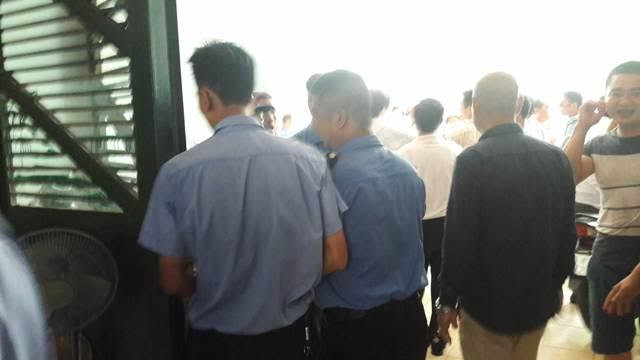 Những người lạ mặt ùa vào tòa nhà Nơ 5, dùng bạo lực ép bảo vệ của HUDS đang làm tại đây ra ngoài Những người lạ mặt ùa vào tòa nhà Nơ 5, dùng bạo lực ép bảo vệ của HUDS đang làm tại đây ra ngoài