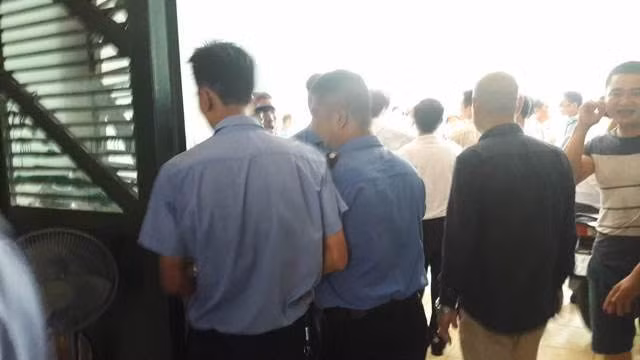 Những người lạ mặt ùa vào tòa nhà Nơ 5, dùng bạo lực ép bảo vệ của HUDS đang làm tại đây ra ngoài