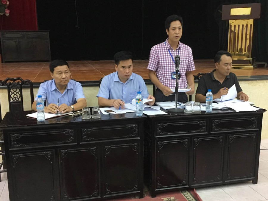 Lãnh đạo UBND phường Hoàng Liệt, Trưởng công an phường Hoàng Liệt lắng nghe ý kiến của người dân và báo cáo của Ban quản trị các cụm nhà