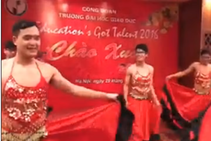5 thầy giáo mặc áo yếm nhảy chào Xuân 2017 gây "bão mạng"