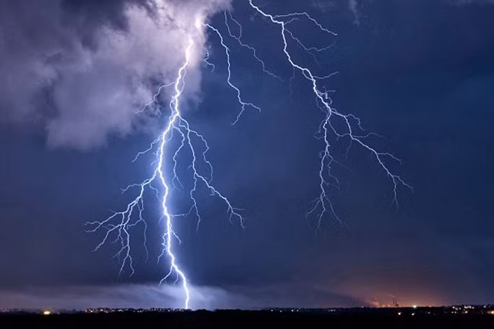 Chuyện lạ lùng về những người bị sét đánh