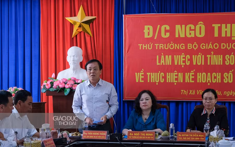 Ông Trần Hoàng Thắng, Chủ tịch UBND Thị xã Vĩnh Châu phát biểu tại buổi làm việc.