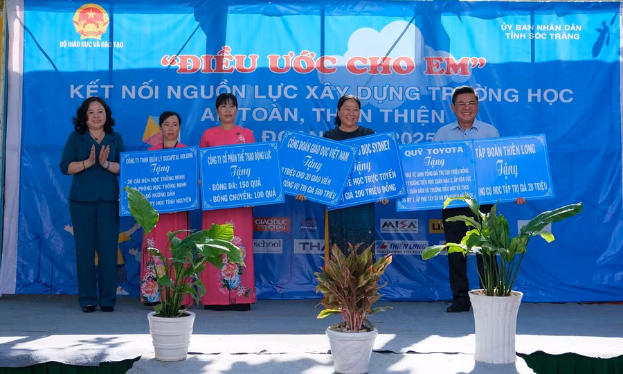 Trao tài trợ cho lãnh đạo Sở GD&amp;ĐT, Phòng GD&amp;ĐT và lãnh đạo Thị xã Vĩnh Châu (Sóc Trăng).